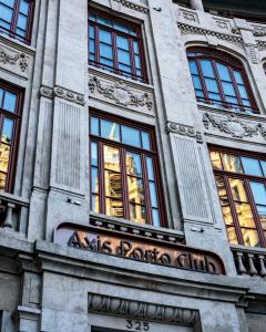 波尔图Axis Porto Club Aliados的一座带窗户的建筑,上面有标志