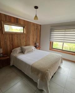 Los RábanosViejoboldo_latrinchera的一间卧室设有一张床和两个窗户。