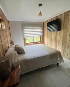 Los RábanosViejoboldo_latrinchera的一间卧室设有一张大床和一个窗户。