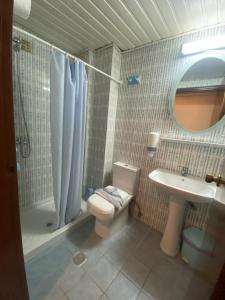科斯镇Paradise Hotel的浴室配有卫生间、盥洗盆和淋浴。