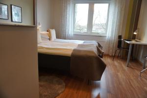 尼雪平尼加登斯克贾诺姆酒店的一间小卧室,配有床和窗户