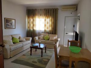 都拉斯Apartament 1+1 Plazh Durrës的客厅配有沙发和桌子