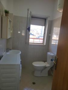 都拉斯Apartament 1+1 Plazh Durrës的一间带卫生间、水槽和窗户的浴室