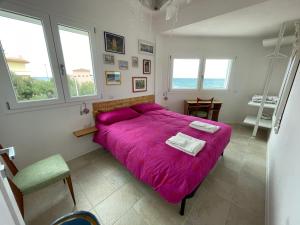 圣玛丽亚纳瓦雷Sea House IUN Q7317的一间卧室配有一张带粉色毯子的大床