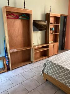 别霍港Caribbean Comfort的卧室配有木制架子和1张床