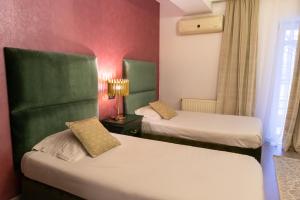 布加勒斯特Phoenicia Suites Baneasa的酒店客房设有两张绿色床铺。