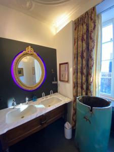 ClemencyChâteau de Clemency的浴室配有盥洗盆、镜子和浴缸