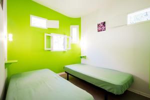 普赖萨克Les Bois De Prayssac的绿色客房 - 带2张床和2扇窗户