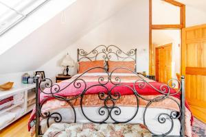 普罗维登斯Urban Oasis in Hope Village的一间卧室配有一张带红色毯子的床