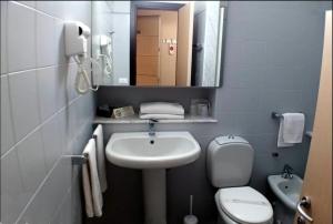 萨尔扎纳奥圣安德烈亚酒店的一间带水槽、卫生间和镜子的浴室