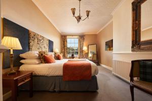 达特茅斯皇家城堡酒店 的一间卧室设有一张大床和一个窗户。