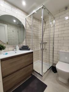 马德里Precioso apartamento en Puente Vallecas, Madrid. D的带淋浴、卫生间和盥洗盆的浴室