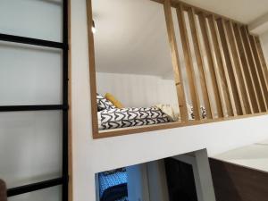 马德里Precioso apartamento en Puente Vallecas, Madrid. D的一面镜子,一面是一张床铺