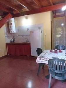 伊瓜苏港Alojamiento céntrico florida的厨房配有桌椅和冰箱。