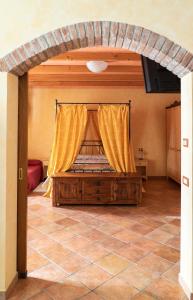 科拉迪拉齐塞乐泰塞乡村民宿的一间卧室配有一张黄色窗帘的床