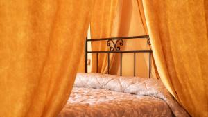 科拉迪拉齐塞乐泰塞乡村民宿的卧室配有床边的橙色窗帘