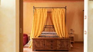 科拉迪拉齐塞乐泰塞乡村民宿的一间卧室配有黄色窗帘的床