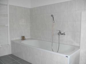 维尔茨堡Ferienhaus Nikita的浴室设有浴缸和淋浴。