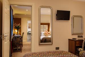 特拉利特拉利大酒店的酒店客房,配有床和镜子