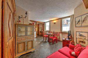 库马约尔Appartamento Eve的客厅配有红色的沙发和桌子