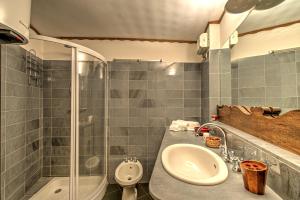 库马约尔Appartamento Eve的一间带水槽和淋浴的浴室