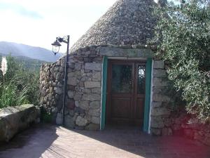 多尔加利Casa in campagna的一座小石头建筑,有门和街灯