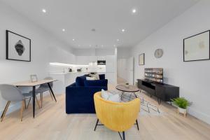 泰晤士河畔金斯顿SERCASA - Appletree Court - Kingston的客厅配有蓝色的沙发和桌子