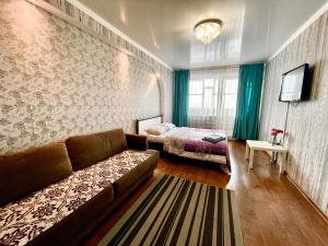 巴甫洛达尔Apartments on Kuban 63的客厅配有沙发和1张床