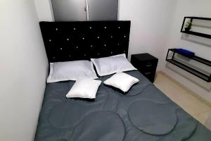 库库塔Cúcuta apartamento completó en condominio n11的一间卧室配有一张带两个枕头的床