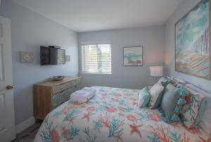 St. Helena Island187 Beach Club Villa的一间卧室配有一张床和一台电视