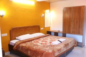 乌提斯理巴拉吉酒店的一间卧室配有一张大床和一个橱柜