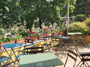 梅斯梅斯中心大教堂宜必思酒店的花园里的一组桌椅