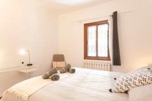 巴塞罗那Barcelona Beach Home的卧室配有一张大白色床和窗户
