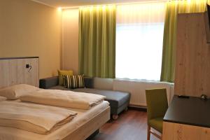 特里本wild & bolz eMotel的酒店客房设有两张床和窗户。