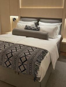 柏林Mr(s)STiL Design Apartments的一张配有白色床单和枕头的大床