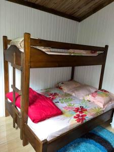 圣若瑟Chalet de Bérènice的一张带粉红色枕头的木制双层床