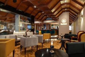 塔克纳Dorado Hotel Boutique - Tacna的一间带桌椅的餐厅和一间酒吧