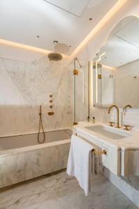 索伦托Villa Antiche Mura Relais的带浴缸和盥洗盆的浴室