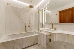 索伦托Villa Antiche Mura Relais的白色的浴室设有浴缸和水槽。