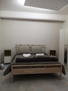 巴里Campione 5的一间卧室配有一张木架大床