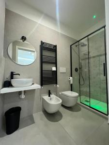 巴里Campione 5的一间带水槽、卫生间和镜子的浴室