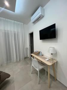 巴里Campione 5的一间设有一张桌子和一台墙上的电视的房间