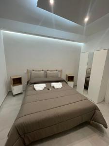 巴里Campione 5的一间卧室配有一张大床和两条毛巾