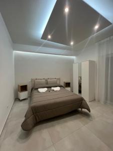 巴里Campione 5的一间卧室,卧室内配有一张大床