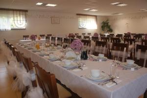 OsowiecU Hołosia的宴会厅配有长桌子和椅子