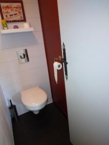 拉穆拉Le TETRAS的浴室设有卫生间和卫生纸卷
