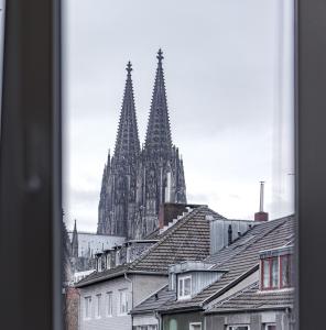 科隆Apartments Cologne的从屋顶的城市欣赏到大教堂的景色