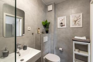 科隆Apartments Cologne的浴室配有白色卫生间和盥洗盆。
