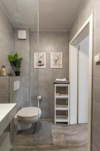 科隆Apartments Cologne的一间带卫生间和水槽的浴室