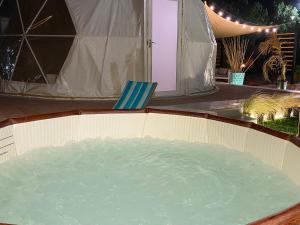 鲁瓦斯Turquoise Resorts的帐篷旁的浴缸里装满了水